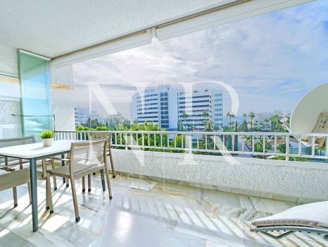 Apartamento en Jardines del Mar en segunda línea de playa con vistas al mar en venta