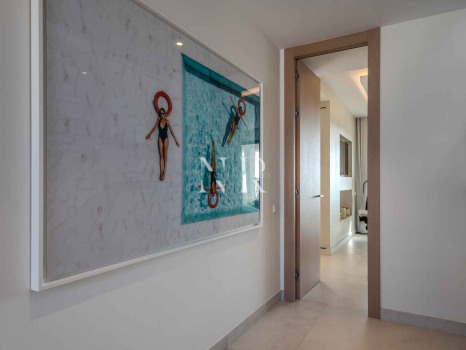 Villa jumelée de construction récente à Nueva Andalucia avec vue panoramique sur la mer à vendre
