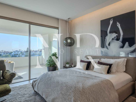 Villa jumelée de construction récente à Nueva Andalucia avec vue panoramique sur la mer à vendre