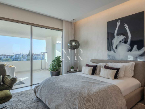 Villa jumelée de construction récente à Nueva Andalucia avec vue panoramique sur la mer à vendre