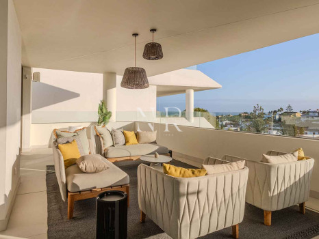 Villa jumelée de construction récente à Nueva Andalucia avec vue panoramique sur la mer à vendre