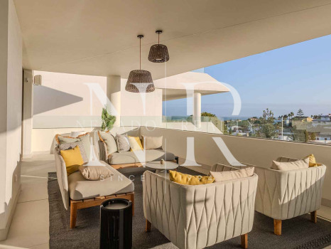 Villa jumelée de construction récente à Nueva Andalucia avec vue panoramique sur la mer à vendre