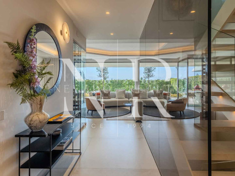 Villa jumelée de construction récente à Nueva Andalucia avec vue panoramique sur la mer à vendre