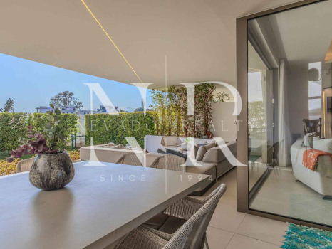 Villa jumelée de construction récente à Nueva Andalucia avec vue panoramique sur la mer à vendre
