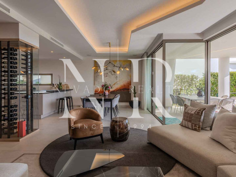 Villa jumelée de construction récente à Nueva Andalucia avec vue panoramique sur la mer à vendre