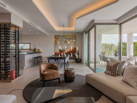 Villa jumelée de construction récente à Nueva Andalucia avec vue panoramique sur la mer à vendre