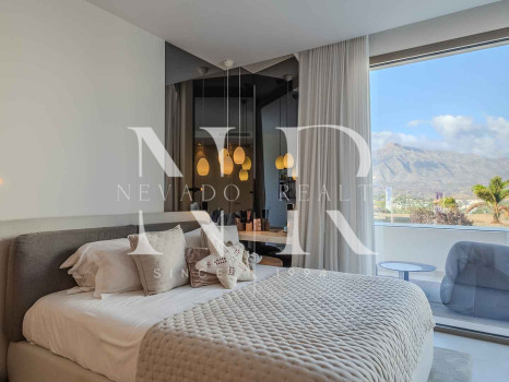Villa jumelée de construction récente à Nueva Andalucia avec vue panoramique sur la mer à vendre