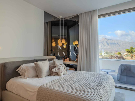 Villa jumelée de construction récente à Nueva Andalucia avec vue panoramique sur la mer à vendre