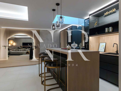 Villa jumelée de construction récente à Nueva Andalucia avec vue panoramique sur la mer à vendre