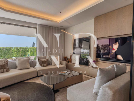 Villa jumelée de construction récente à Nueva Andalucia avec vue panoramique sur la mer à vendre
