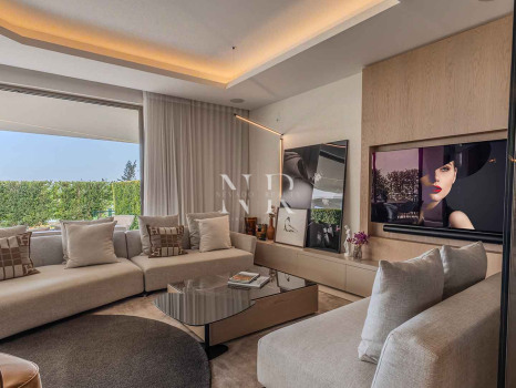 Villa jumelée de construction récente à Nueva Andalucia avec vue panoramique sur la mer à vendre