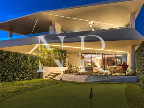 Villa jumelée de construction récente à Nueva Andalucia avec vue panoramique sur la mer à vendre