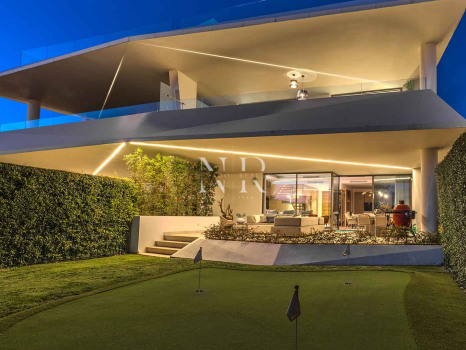 Villa jumelée de construction récente à Nueva Andalucia avec vue panoramique sur la mer à vendre