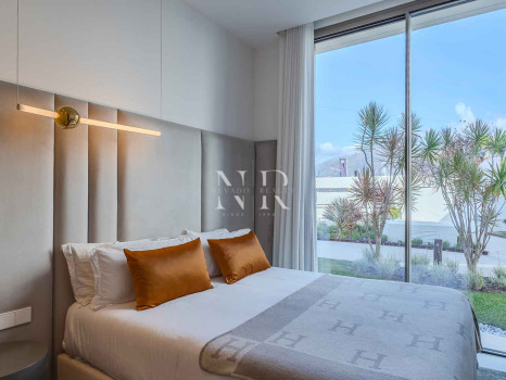Villa jumelée de construction récente à Nueva Andalucia avec vue panoramique sur la mer à vendre