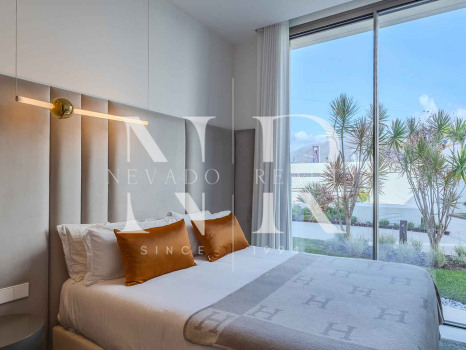 Villa jumelée de construction récente à Nueva Andalucia avec vue panoramique sur la mer à vendre