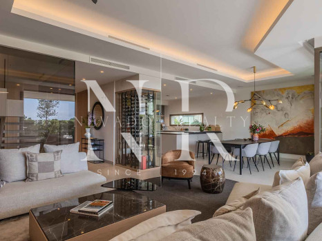 Villa jumelée de construction récente à Nueva Andalucia avec vue panoramique sur la mer à vendre