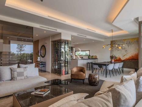 Villa jumelée de construction récente à Nueva Andalucia avec vue panoramique sur la mer à vendre
