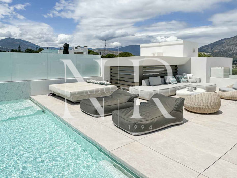 Villa jumelée de construction récente à Nueva Andalucia avec vue panoramique sur la mer à vendre