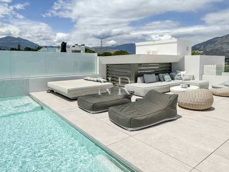 Villa jumelée de construction récente à Nueva Andalucia avec vue panoramique sur la mer à vendre