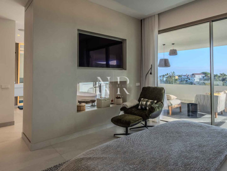 Villa jumelée de construction récente à Nueva Andalucia avec vue panoramique sur la mer à vendre