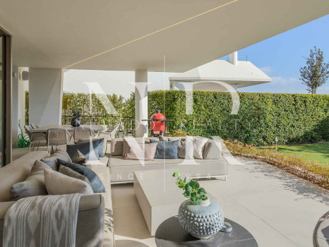 Villa jumelée de construction récente à Nueva Andalucia avec vue panoramique sur la mer à vendre