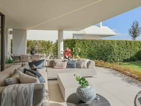 Villa jumelée de construction récente à Nueva Andalucia avec vue panoramique sur la mer à vendre