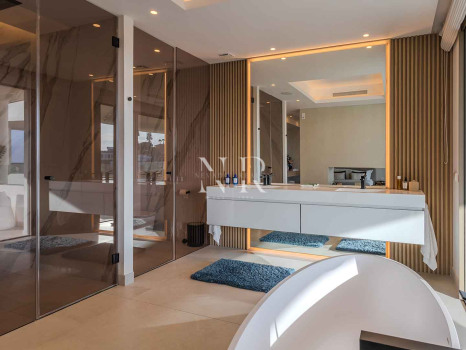 Villa jumelée de construction récente à Nueva Andalucia avec vue panoramique sur la mer à vendre