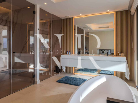 Villa jumelée de construction récente à Nueva Andalucia avec vue panoramique sur la mer à vendre
