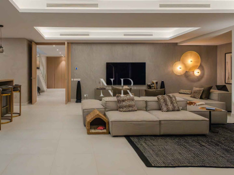 Villa jumelée de construction récente à Nueva Andalucia avec vue panoramique sur la mer à vendre
