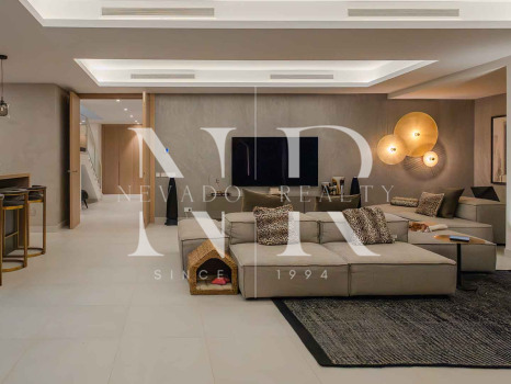 Villa jumelée de construction récente à Nueva Andalucia avec vue panoramique sur la mer à vendre
