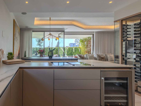 Villa jumelée de construction récente à Nueva Andalucia avec vue panoramique sur la mer à vendre
