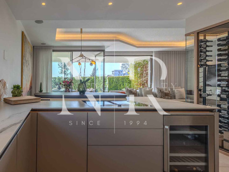 Villa jumelée de construction récente à Nueva Andalucia avec vue panoramique sur la mer à vendre
