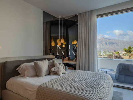 Villa jumelée de construction récente à Nueva Andalucia avec vue panoramique sur la mer à vendre