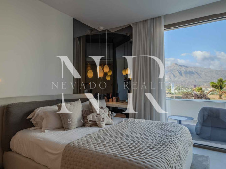 Villa jumelée de construction récente à Nueva Andalucia avec vue panoramique sur la mer à vendre