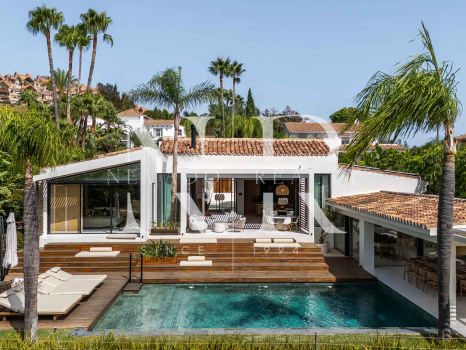 Front line Los Naranjos Golf villa with panoramic views for sale