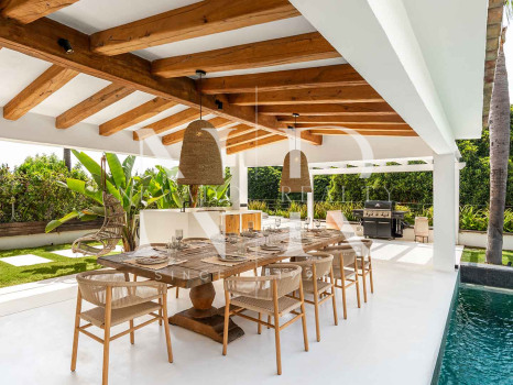 Front line Los Naranjos Golf villa with panoramic views for sale