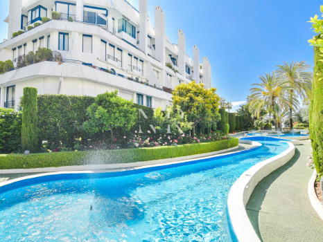 Beach side apartment in Marbella center for rent for short term.