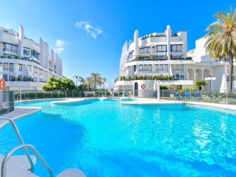 Beach side apartment in Marbella center for rent for short term.