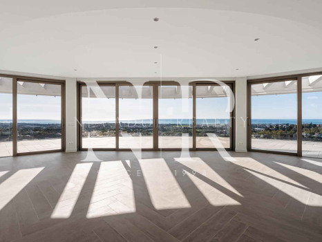 Penthouse in Benahavís with panoramic sea views for sale