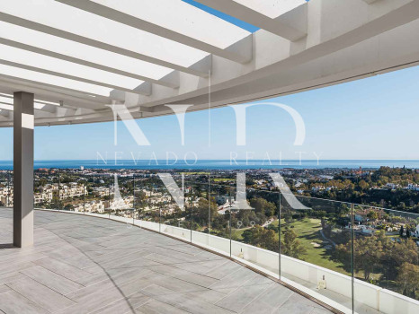 Penthouse in Benahavís with panoramic sea views for sale