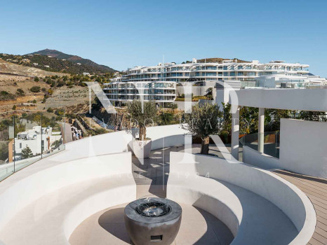 Penthouse in Benahavís with panoramic sea views for sale