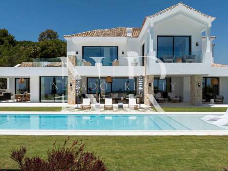 Villa en Urbanización El Herrojo con vistas panorámicas al mar en venta