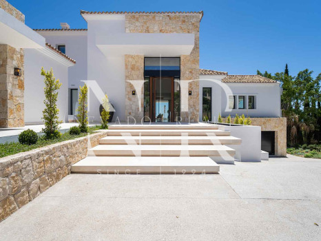 Villa en Urbanización El Herrojo con vistas panorámicas al mar en venta