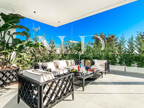 Adosada en Marbella Centro en segunda línea de playa en venta