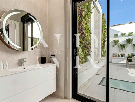 Adosada en Marbella Centro en segunda línea de playa en venta