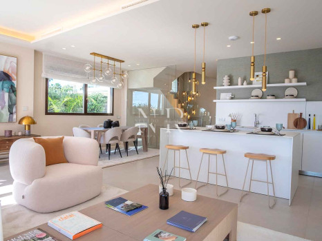 Villa en Estepona Este en comunidad cerrada en primera línea de playa en venta