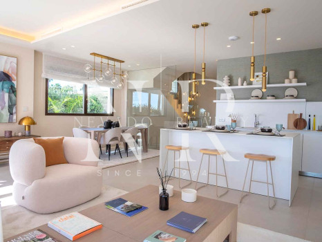Villa en Estepona Este en comunidad cerrada en primera línea de playa en venta