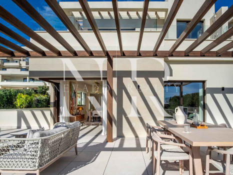Villa en Estepona Este en comunidad cerrada en primera línea de playa en venta