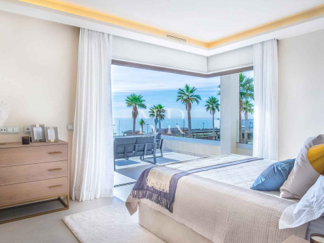 Villa en Estepona Este en comunidad cerrada en primera línea de playa en venta