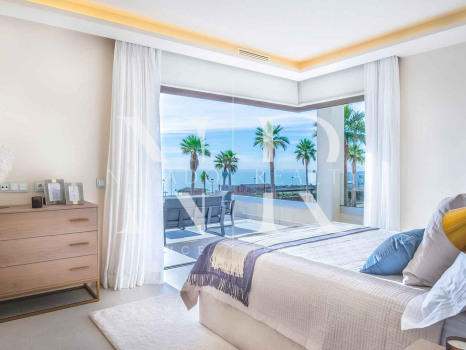 Villa en Estepona Este en comunidad cerrada en primera línea de playa en venta